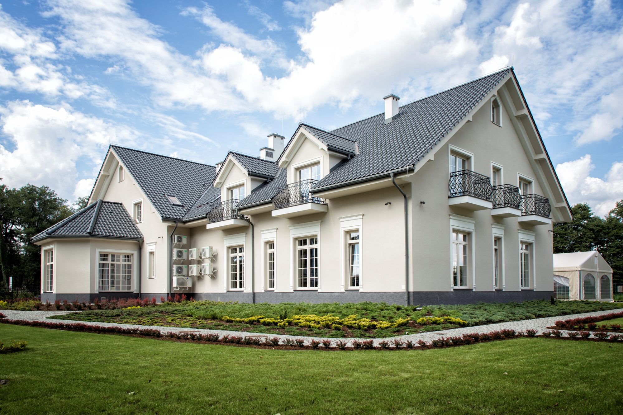 Dworek nad Rozlewiskiem – widok hotelu od strony ogrodu